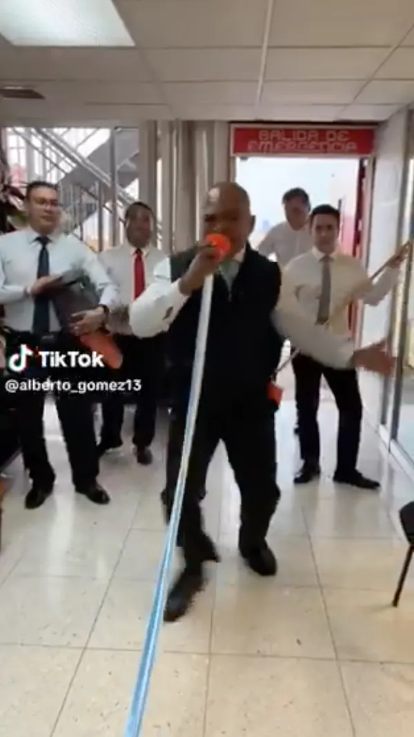 Los trabajadores del Metro fueron criticados por su baile / Redes Sociales