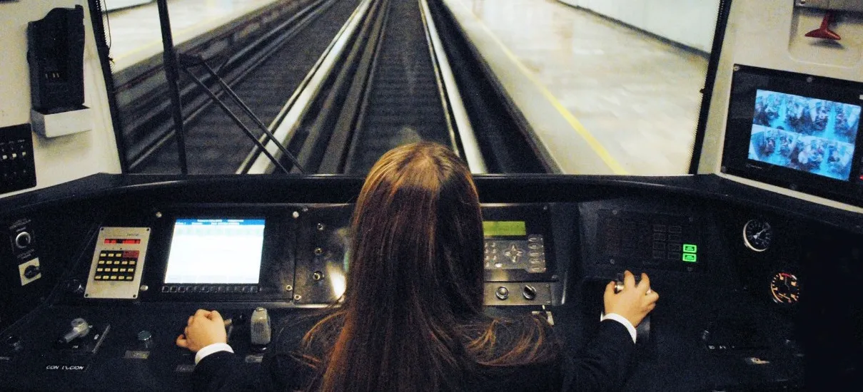La caida de objetos a las vías genera en un retraso en la circulación de los trenes / FB:@MetroCDMX