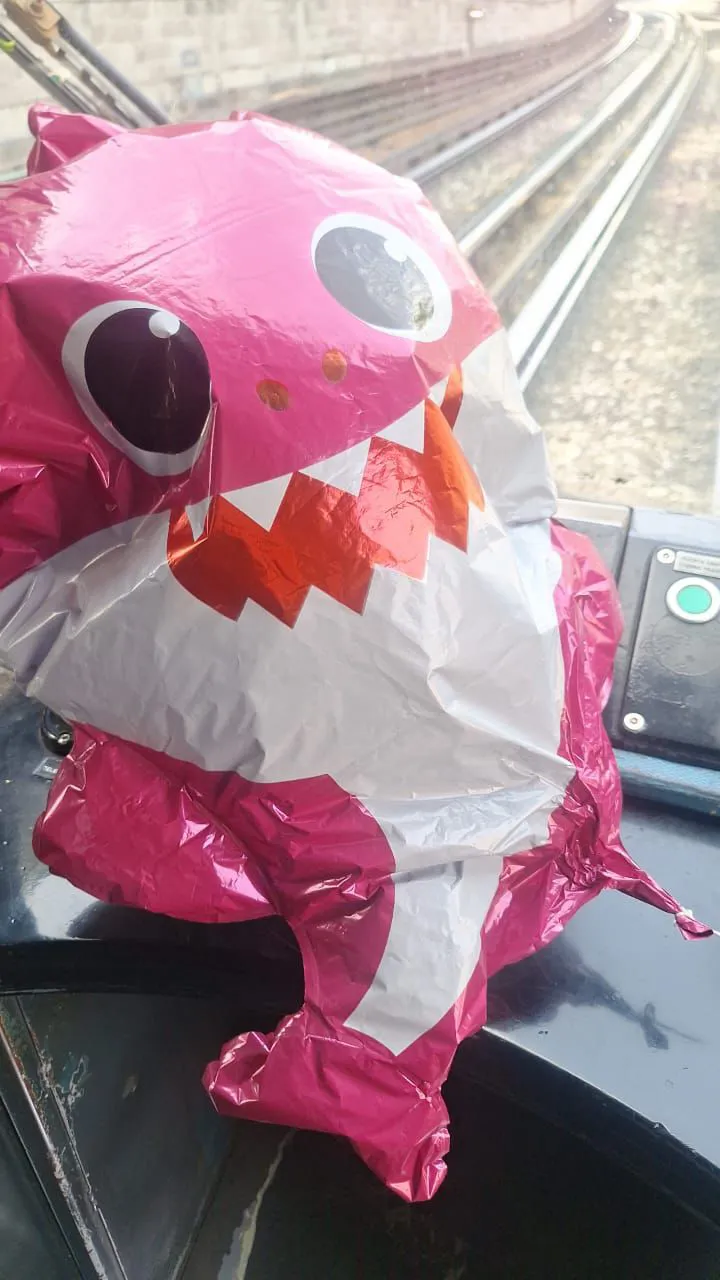 Se pide a los usuarios no dejar caer sus globos a las vías de Metro / FB:@MetroCDMX