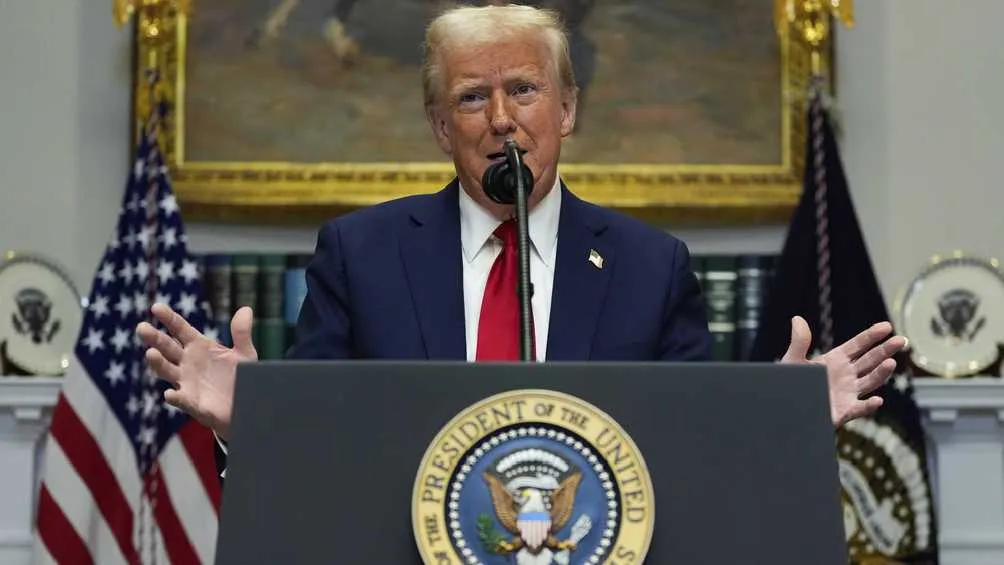 Donald Trump amenaza con una política agresiva hacia México/AP