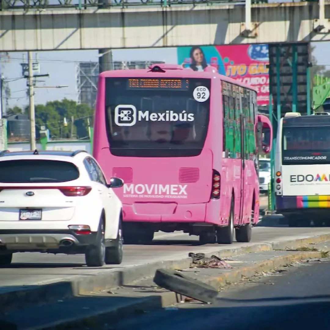 Es muy común que los automovilistas invadan el carril del Mexibús / Redes Sociales