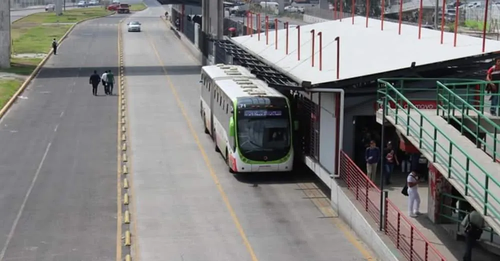 Más de 6 mil pesos podrás pagar de multa por invadir el carril / Redes Sociales