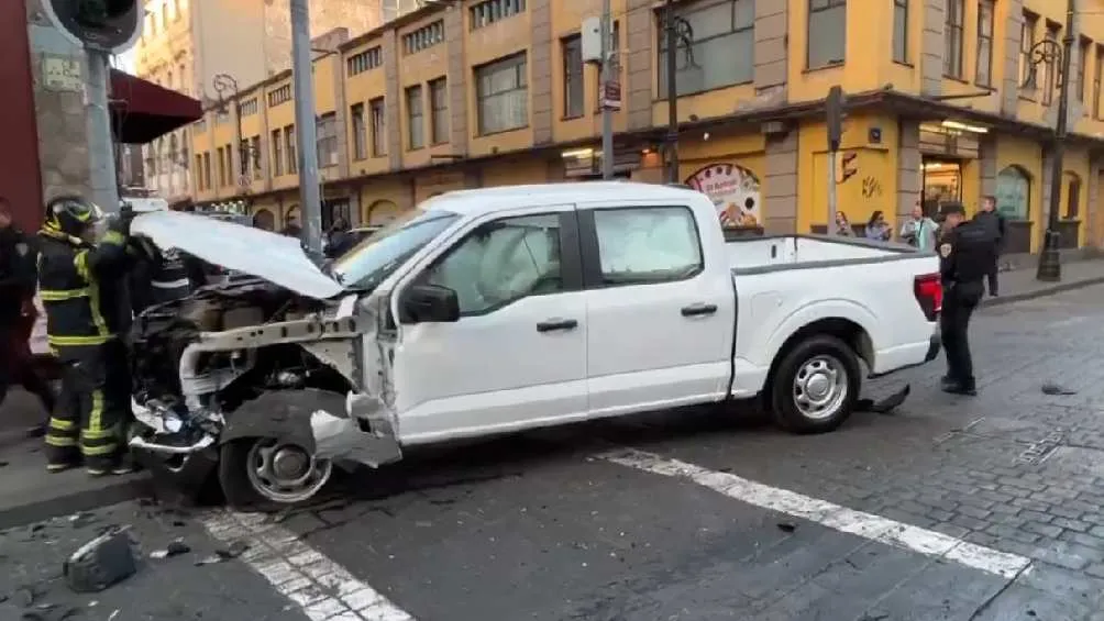 Testigos aseguran que la camioneta se pasó un alto/X: @aztecanoticias