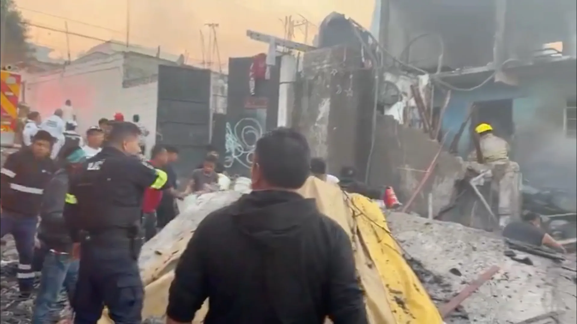 Vecinos y cuerpos de emergencia ayudaron a rescatar a las personas / Redes Sociales