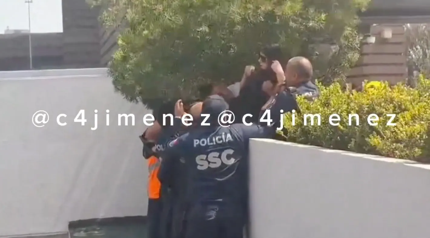 La policía apoyó a la mujer para dejar el borde del edificio / X: @c4jimenez