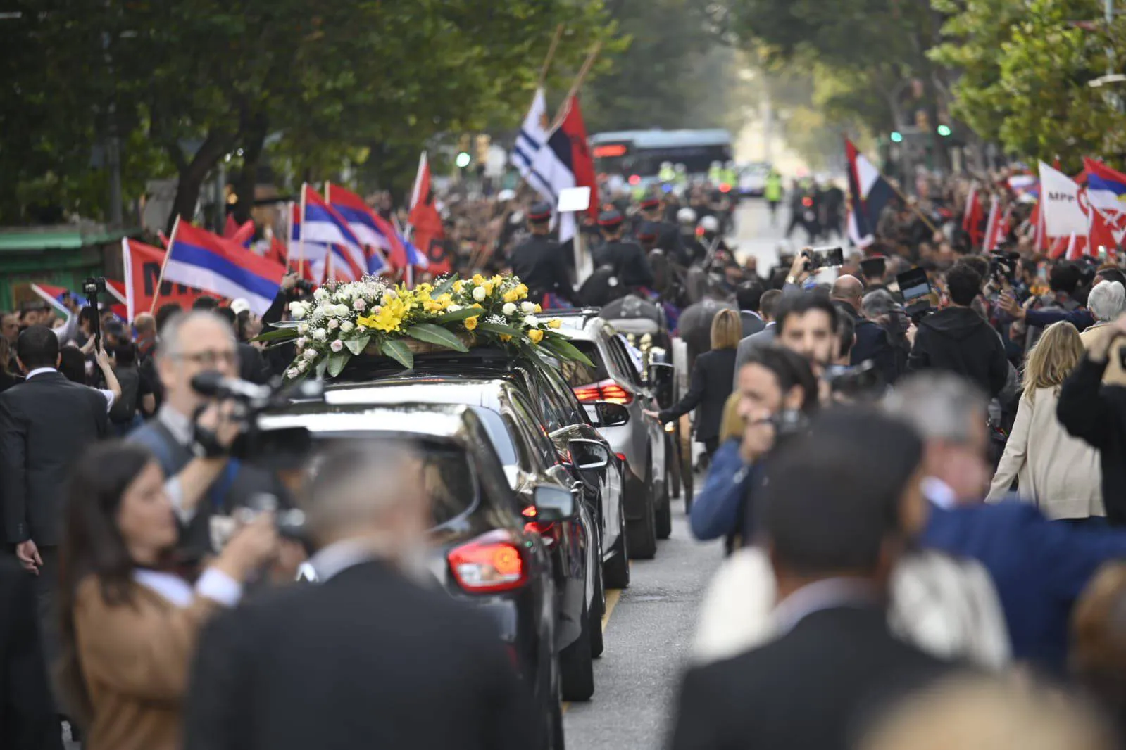 Con cantos y poesía acompañaron el cuerpo del expresidente uruguayo / Redes Sociales