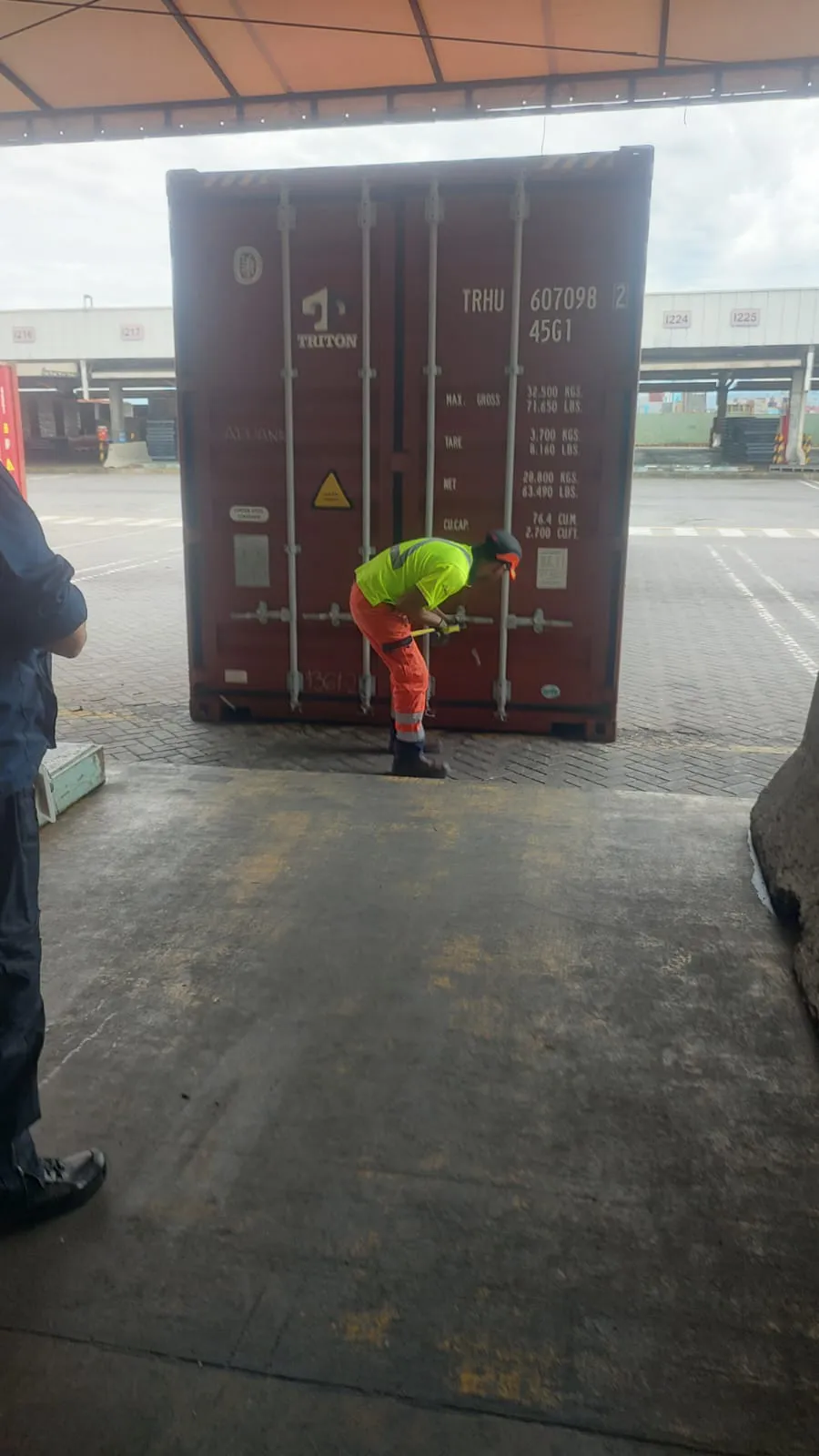 Se revisaron varios contenedores para encontrar mercancía ilegal / Especial