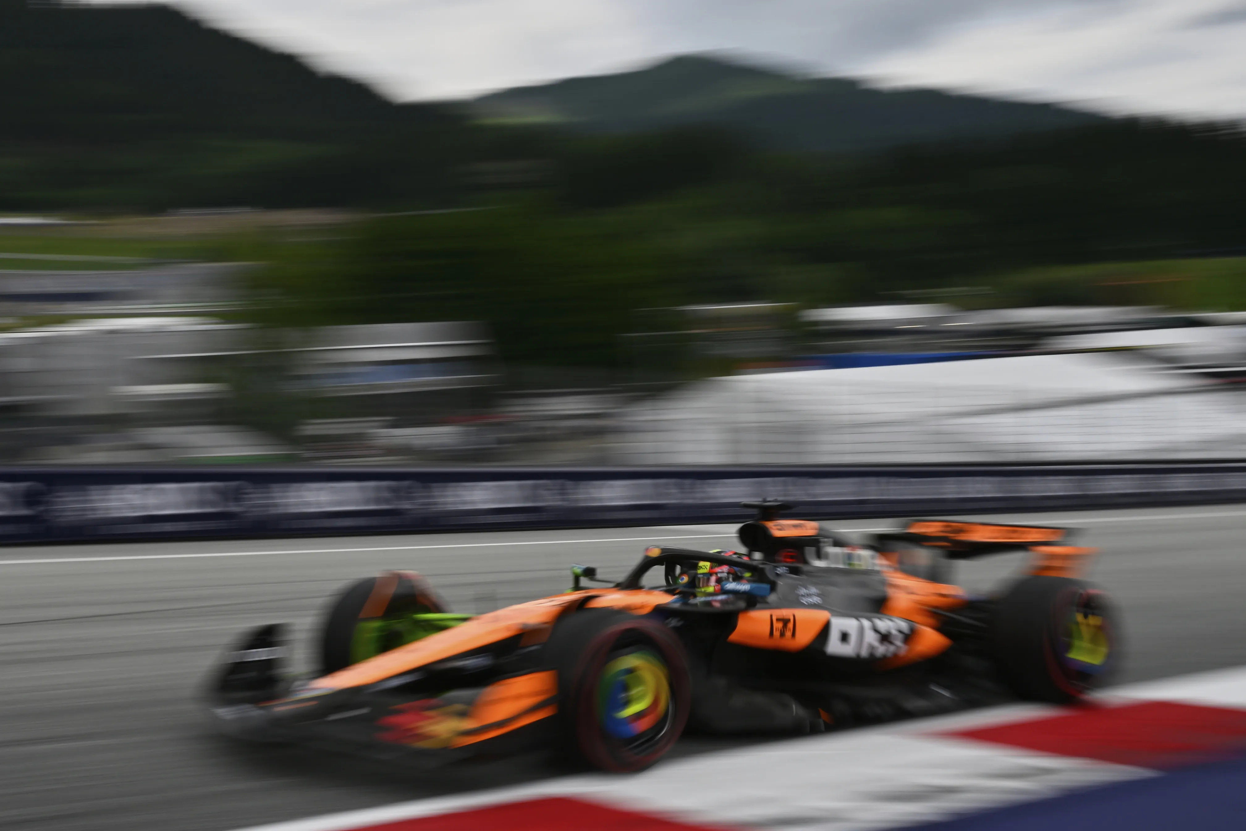 El McLaren durante una práctica en Austria | AP