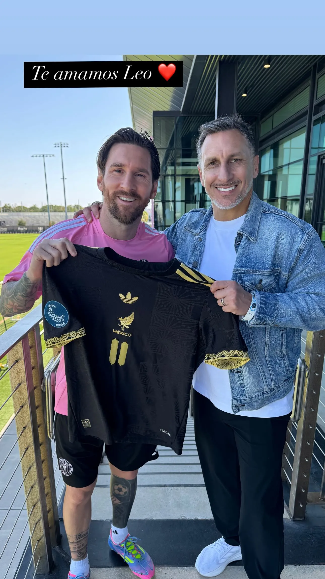 Chaco entregó a Messi el jersey de la Selección Mexicana
