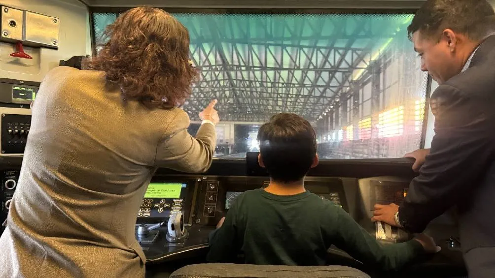 El pequeño Maximiliano pidió como regaló de cumpleaños viajar en una cabina del Metro/X: @MetroCDMX