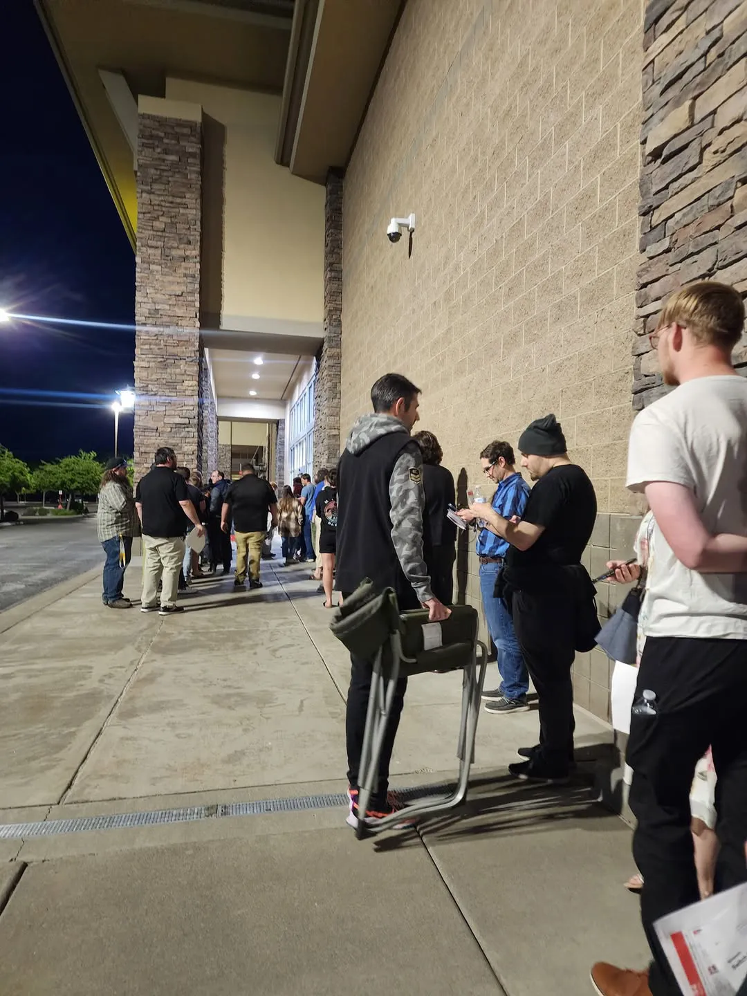 En algunas partes del mundo, la gente hizo fila para poder conseguir la consola / Redes Sociales
