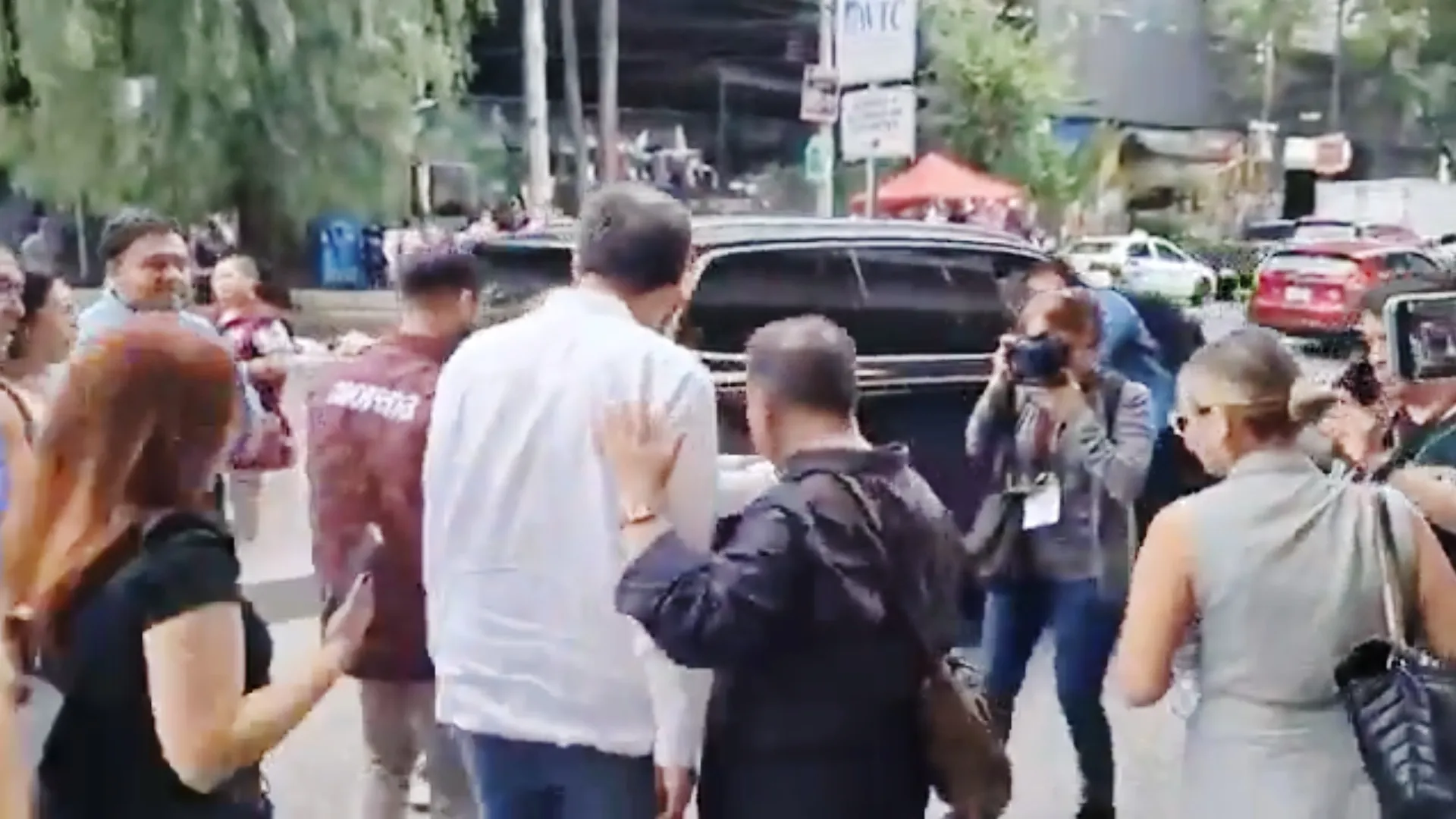 Fernández Noroña fue captado subiéndose a una nueva camioneta / Redes Sociales