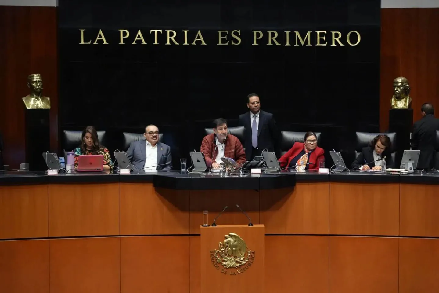 El político se despidió casi al borde del llanto / FB: @fernandeznorona