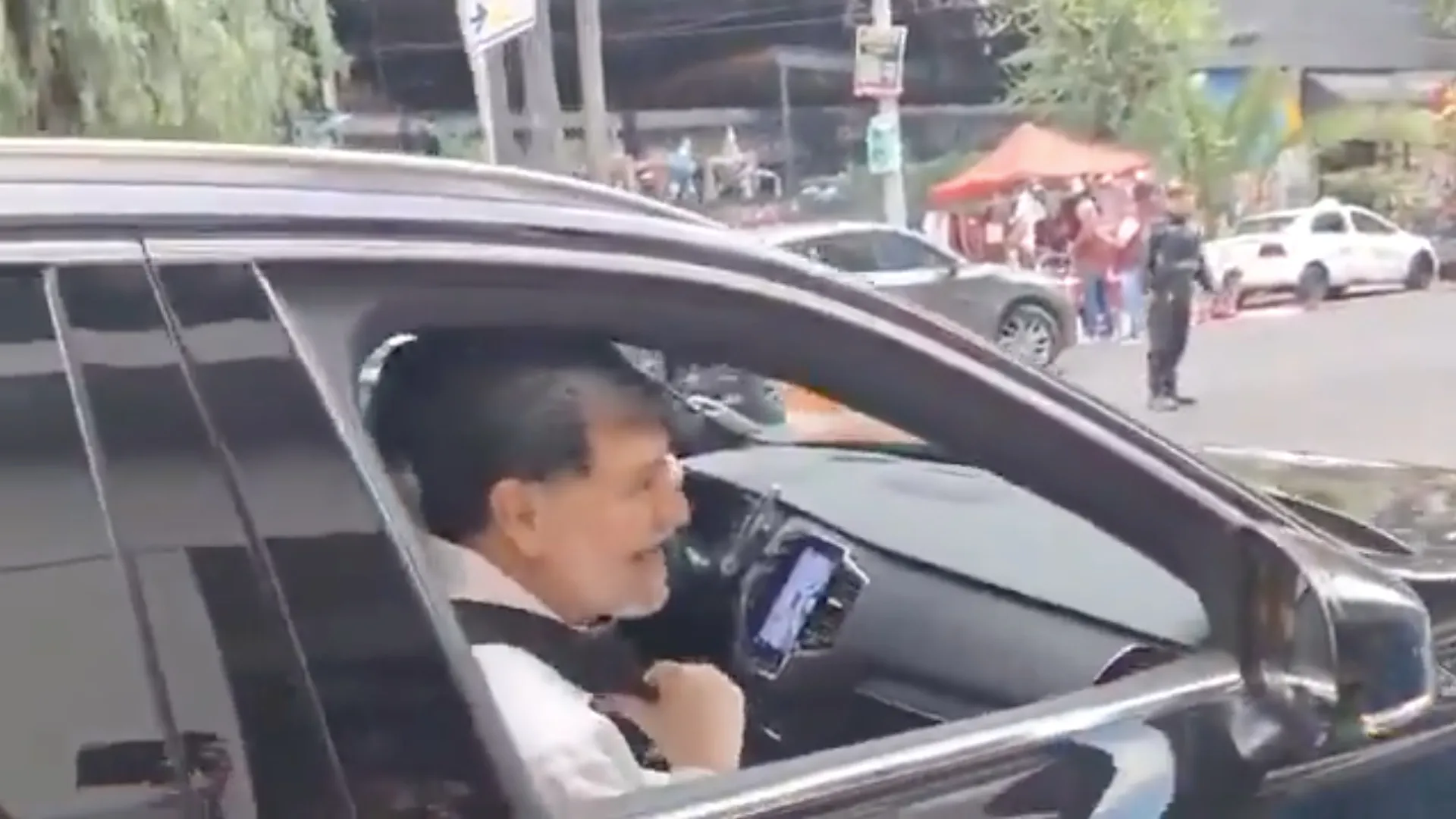 El senador pidió que verificarán que la camioneta era prestada / Redes Sociales