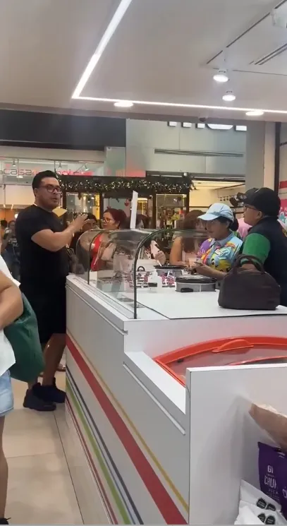 El cliente reclamó que no le prepararon su helado como quería / Redes Sociales