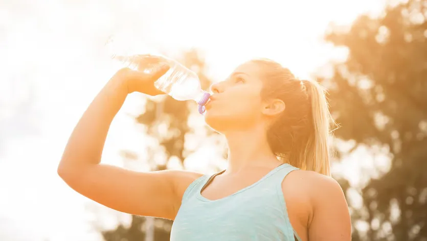Mantenerse hidratado ayuda para evitar golpes de calor / FREEPIK