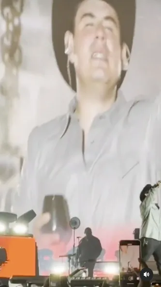 El cantante dejó que el público interpretara su temas bélicos / Redes Sociales