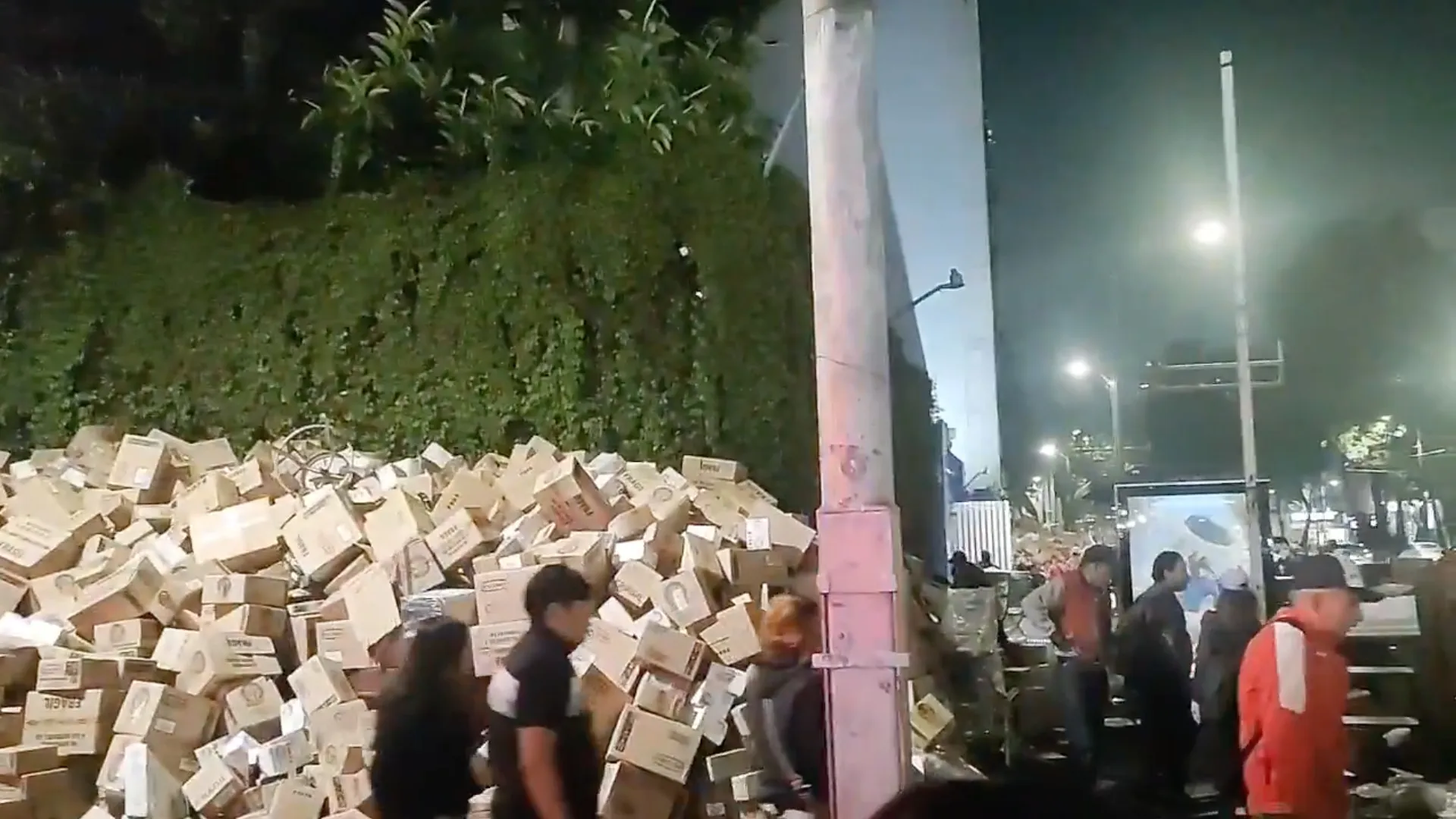 Las cajas con los productos para el calzado quedaron en la calle / Redes Sociales