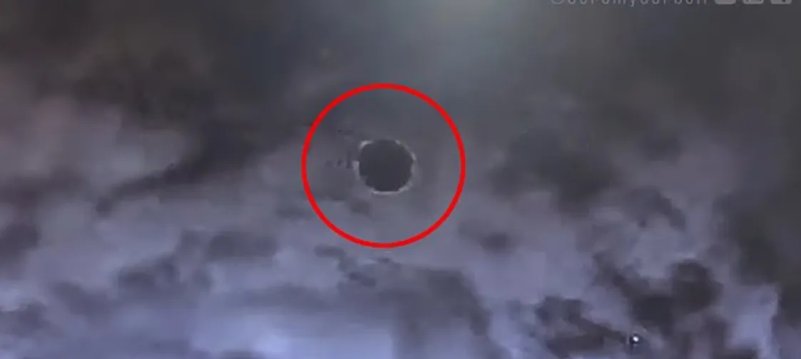 El platillo volador aparecía y desaparecía de entre las nubes / Redes Sociales