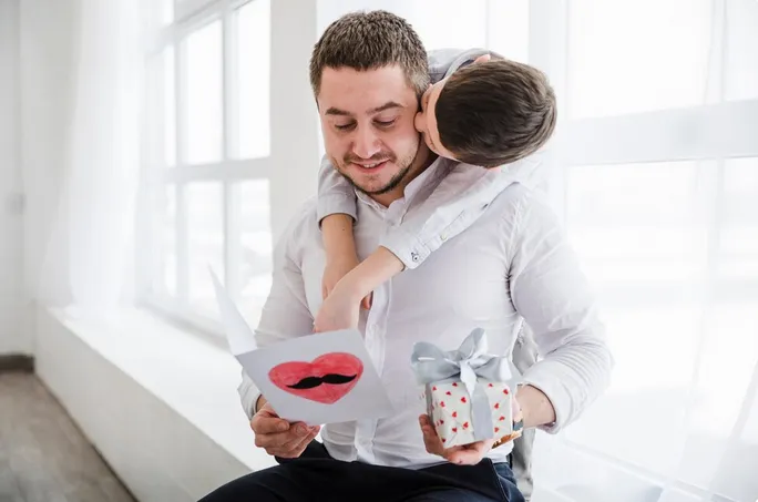 Hasta 1,400 pesos se busca gastar para el regalo del padre / FREEPIK