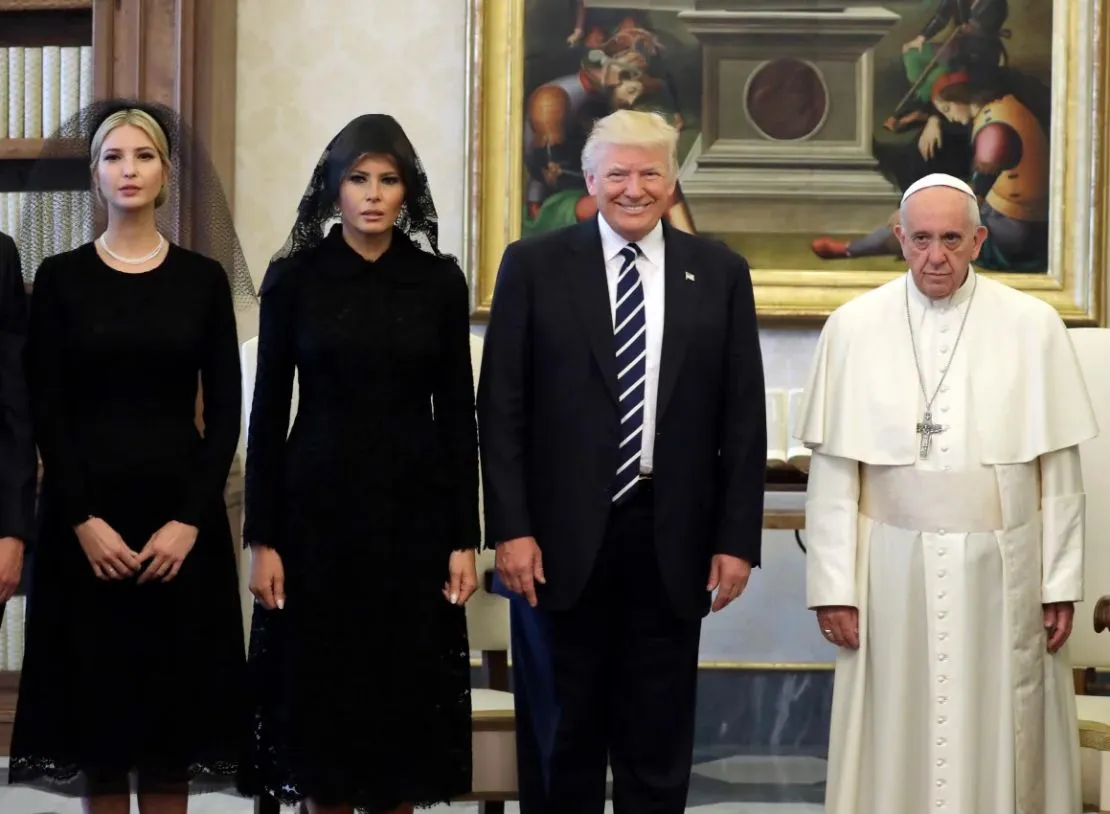 En las fotos, el papa Francisco no se ve cómodo junto a Trump / Redes Sociales
