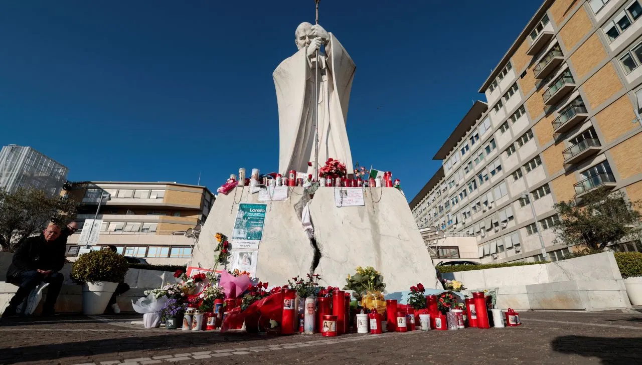 El papa continuará más días internado desde el hospital en Roma / Redes Sociales
