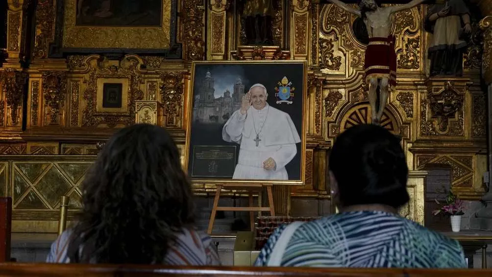 En todo el mundo se sigue pidiendo por la salud del Papa argentino/AP