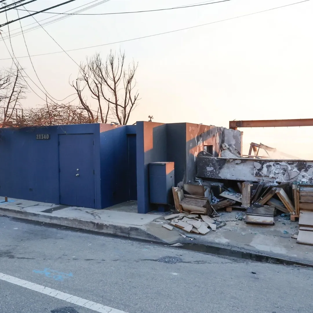 La puerta de su hogar fue lo único que se salvó de entre las llamas / IG: @parishilton