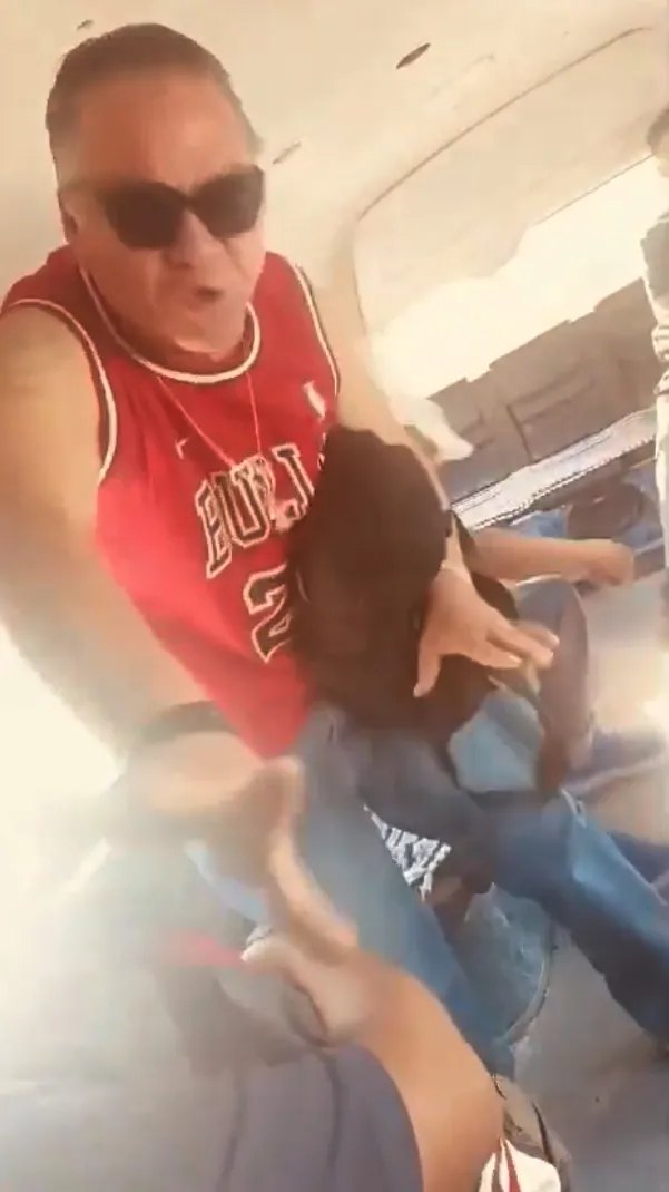 El señor se quería bajar sin pagar su pasaje / Redes Sociales