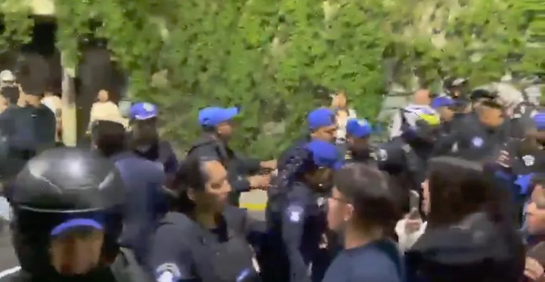 Cinco policías resultaron heridos y fueron atendidos en el lugar / Redes Sociales