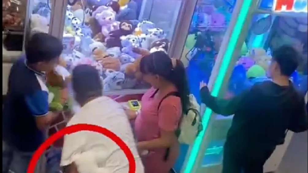 En el video que se viralizó en redes, podemos ver a una familia conformada por un hombre, una mujer embarazada y dos menores de edad/Redes Sociales