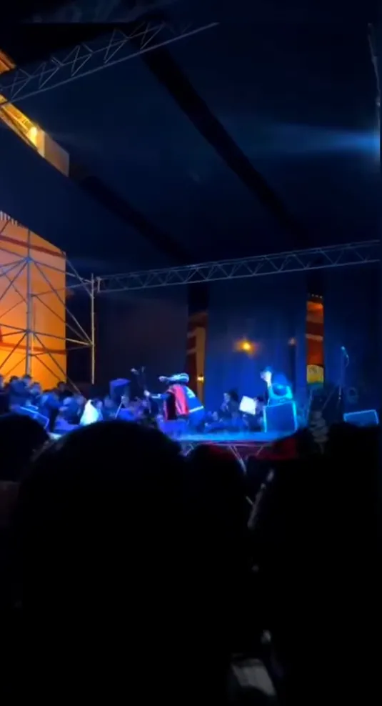 El escenario de pronto se fue para abajo en pleno evento / Redes Sociales