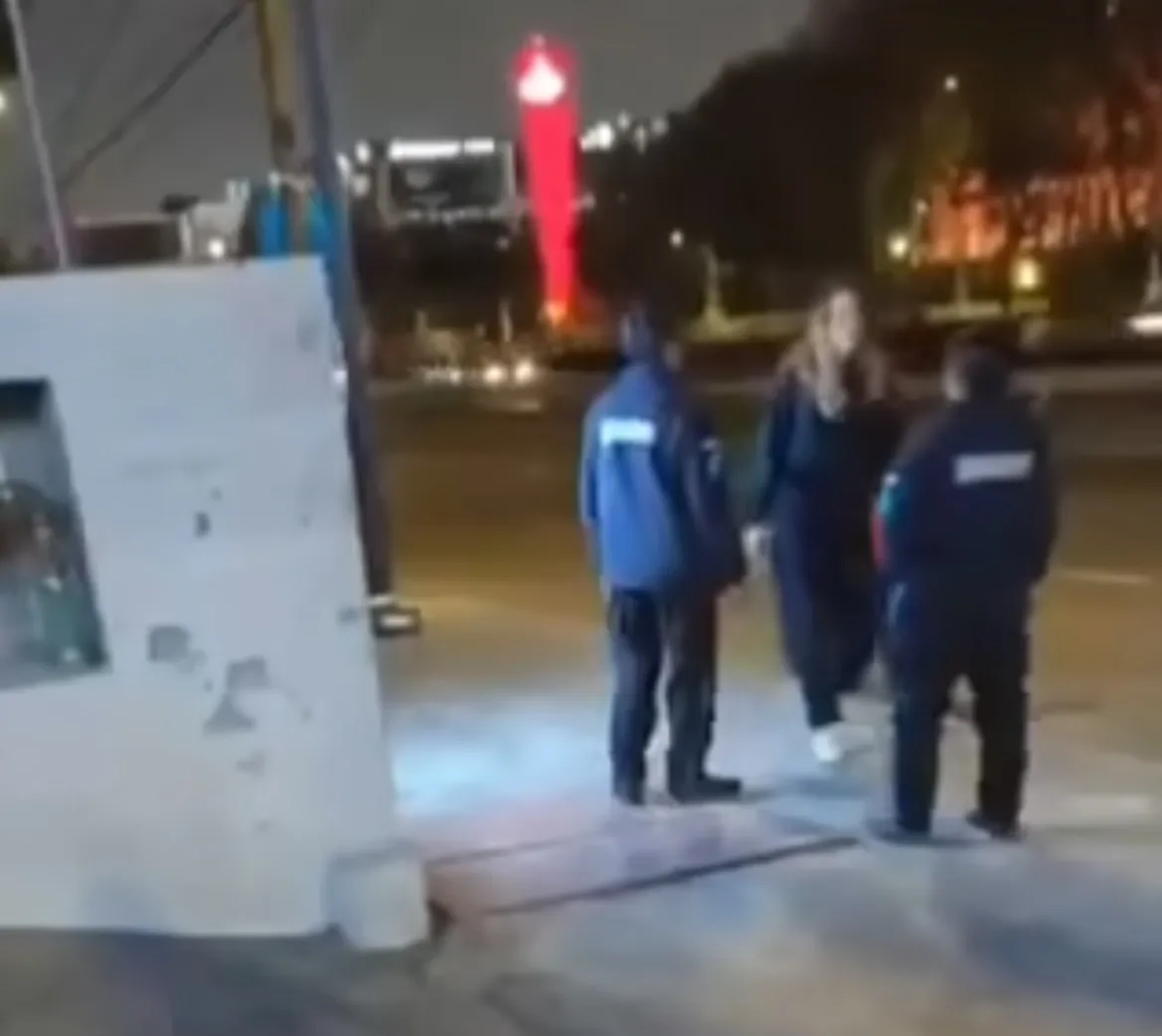 Ximena Pichel le arrebató su celular a la guardia de seguridad en Santa Fe/ Redes Sociales