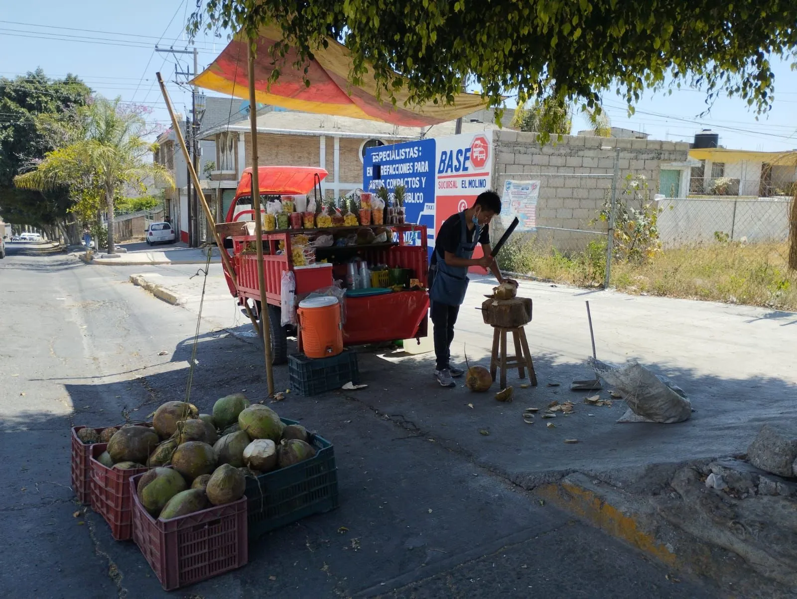 'El Piñas' ya lleva 8 años vendiendo su fruta en el mismo lugar / Redes Sociales
