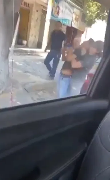 El vendor de fruta fue agredido por una familia / Redes Sociales