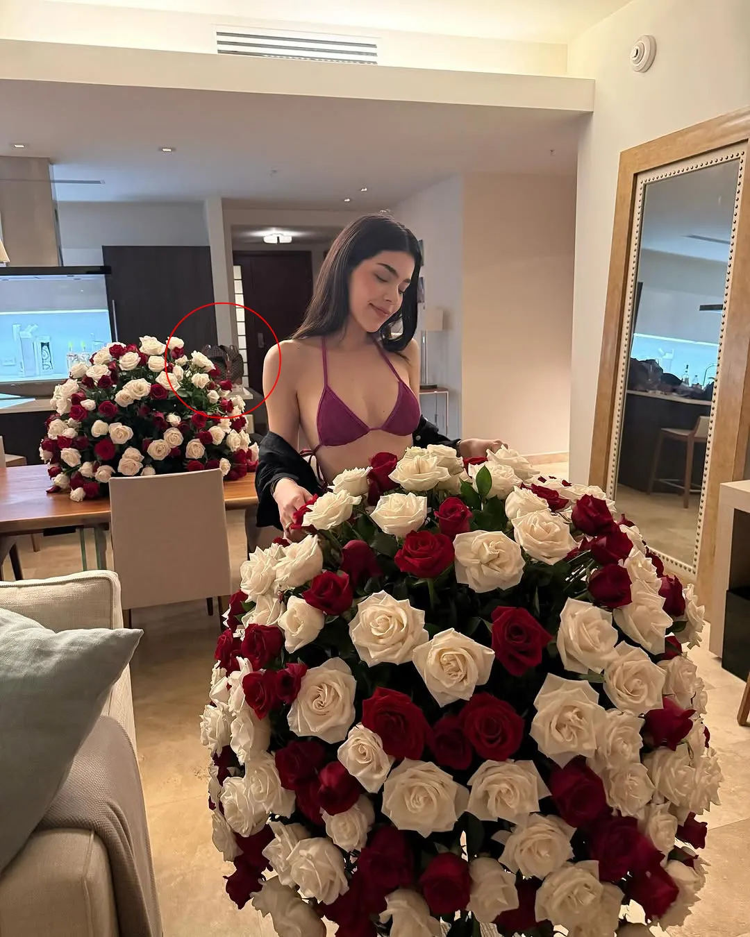 Esa maleta delató a Kenia que anda junto a Peso Pluma / IG: @keniaos