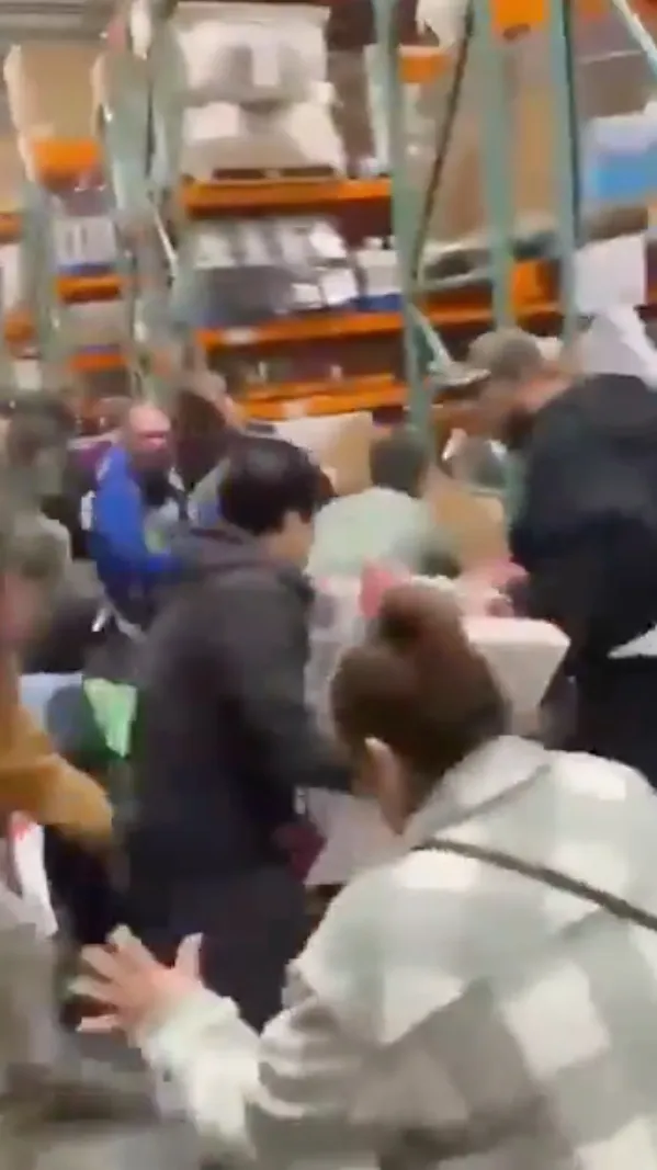 La gente se empujaba para ganar una caja de Pokemon / Redes Sociales