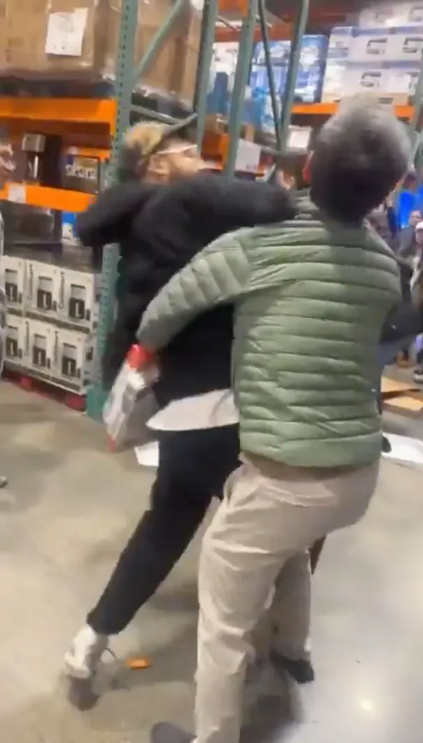 Los golpes no se hicieron esperar entre los clientes / Redes Sociales