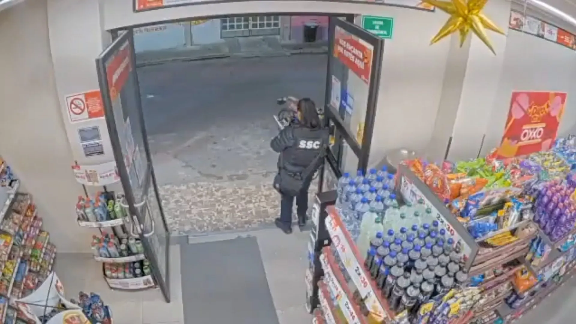 La mujer policía estaba revisando su celular cuando fue sorprendida / Redes Sociales