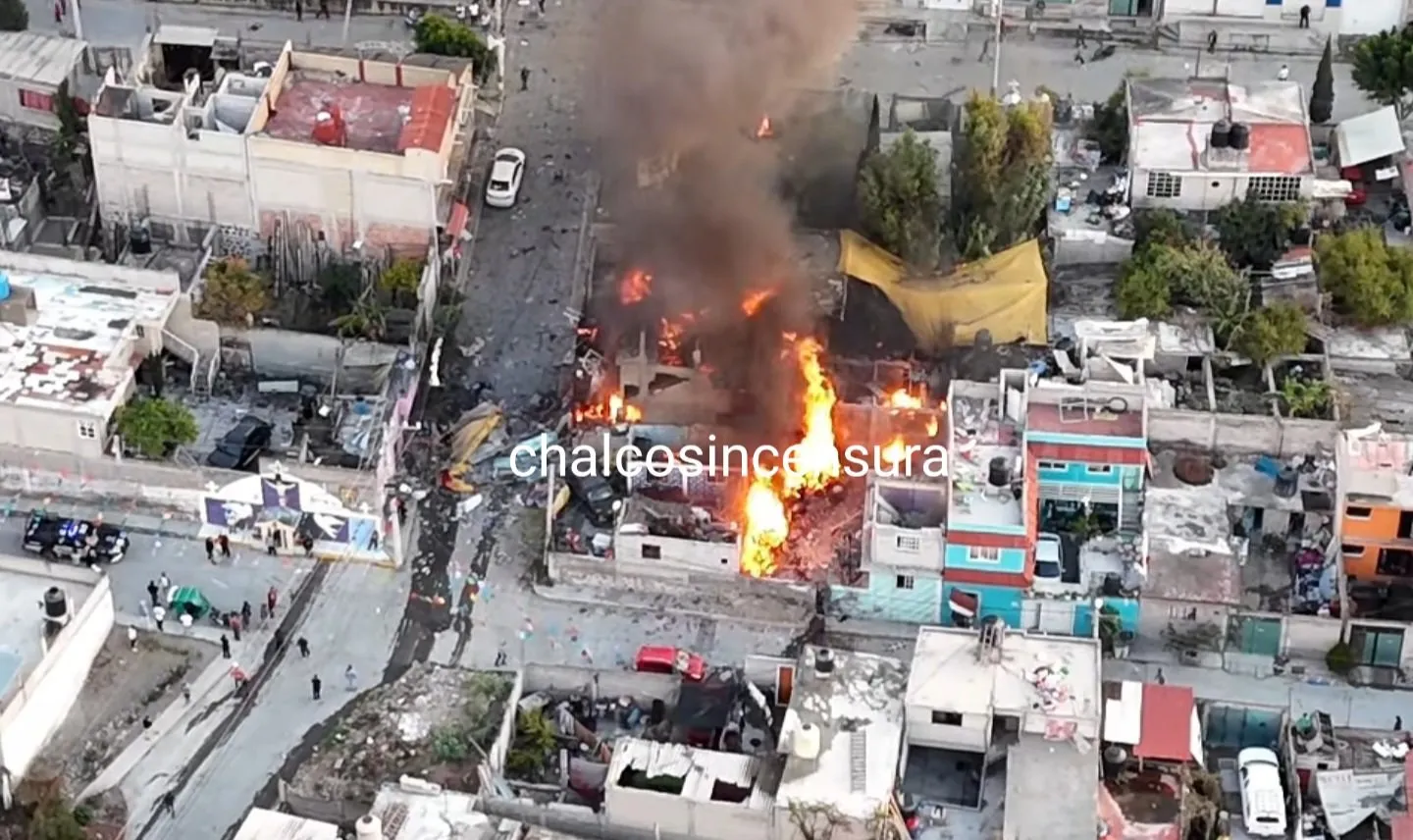 Varias casas quedaron en llamas tras la explosión de pólvora / Redes Sociales