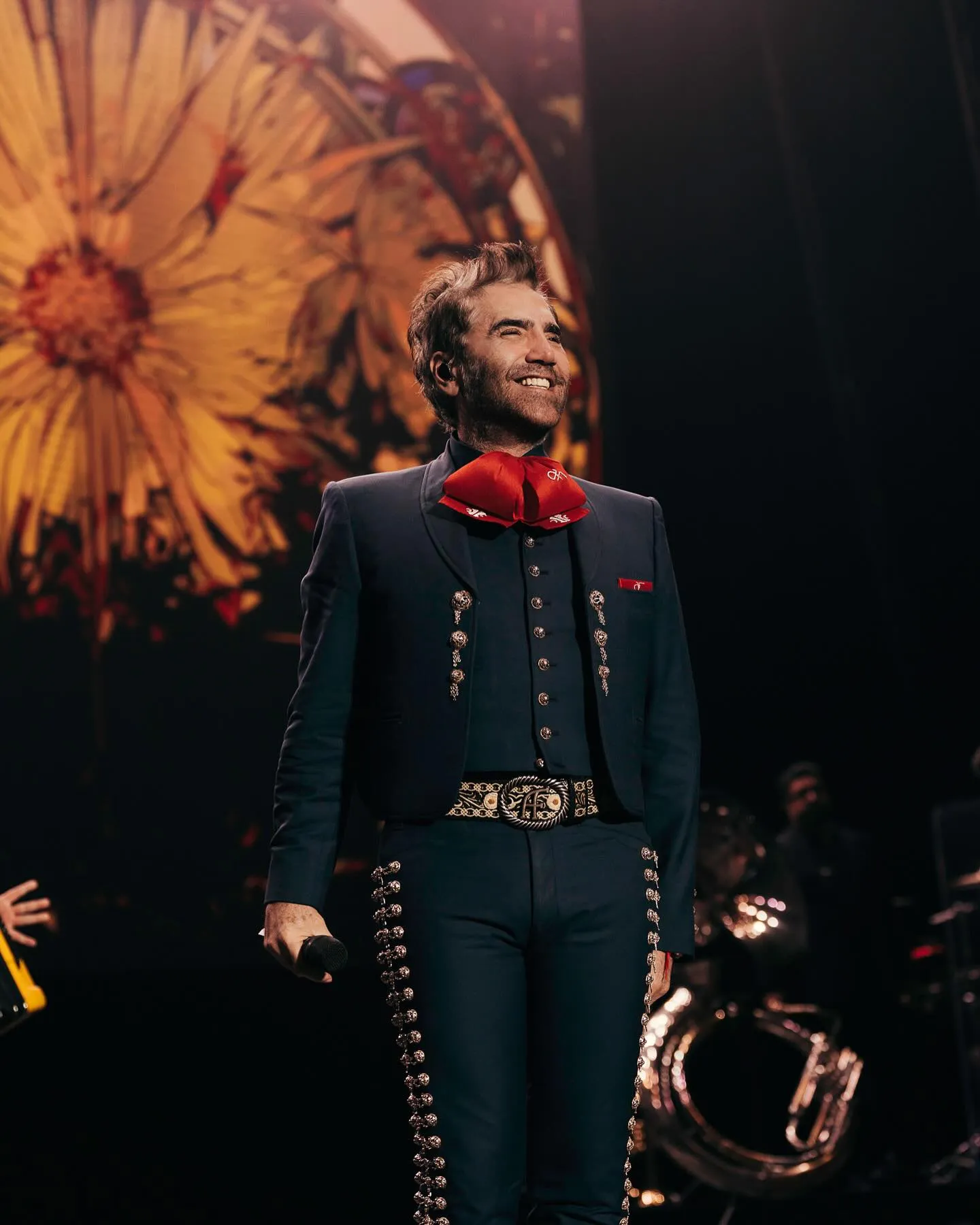 'El Potrillo' empezó hace 40 años su carrera musical / FB: @alejandrofernandezoficial