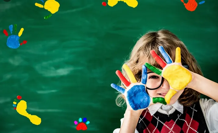 Deberás de colocar tres opciones de escuelas para las niñas y niños / FREEPIK