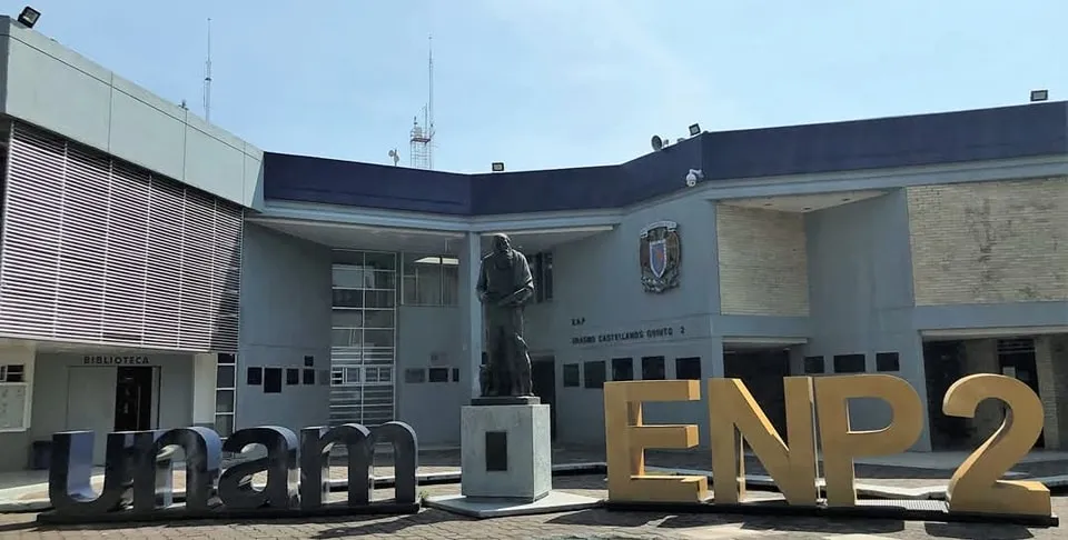 Junto a la Prepa 2 se encuentra la secundaria Iniciación Universitaria / Rede Sociales