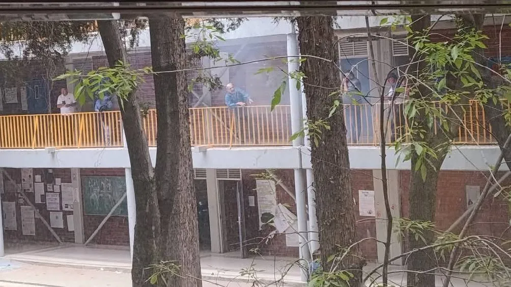 Profesores y alumnos se alarmaron ante el estruendo/X