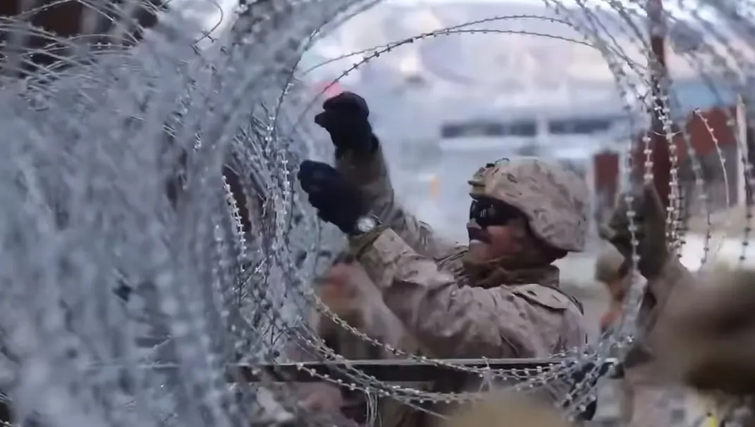Los soldados instalan rollos de alambre de púas por toda la frontera / Redes Sociales