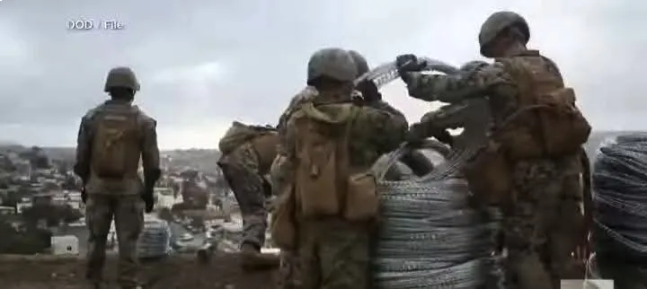 Los rollos de alambre se colocan en lo alto y abajo del muro de San Diego / Redes Sociales