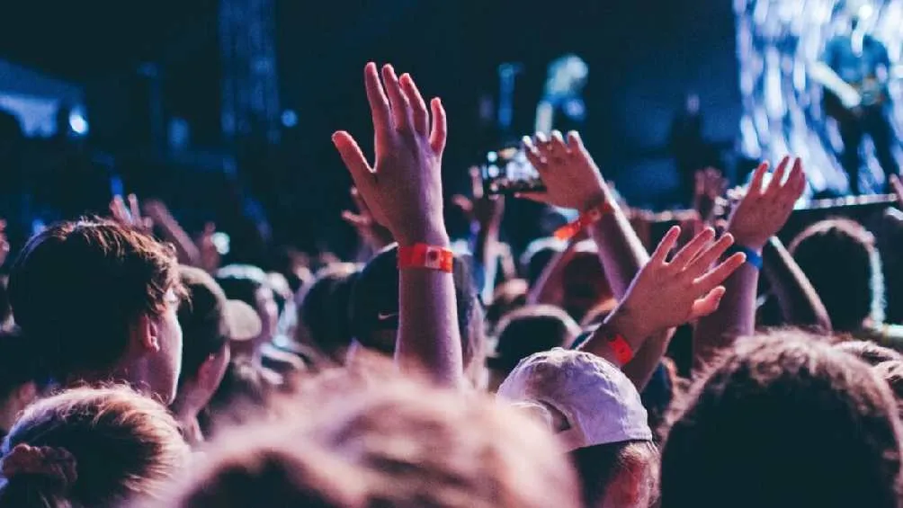 Las pulseras cashless se implementaron para facilitar el cobro de bebidas y alimentos/X