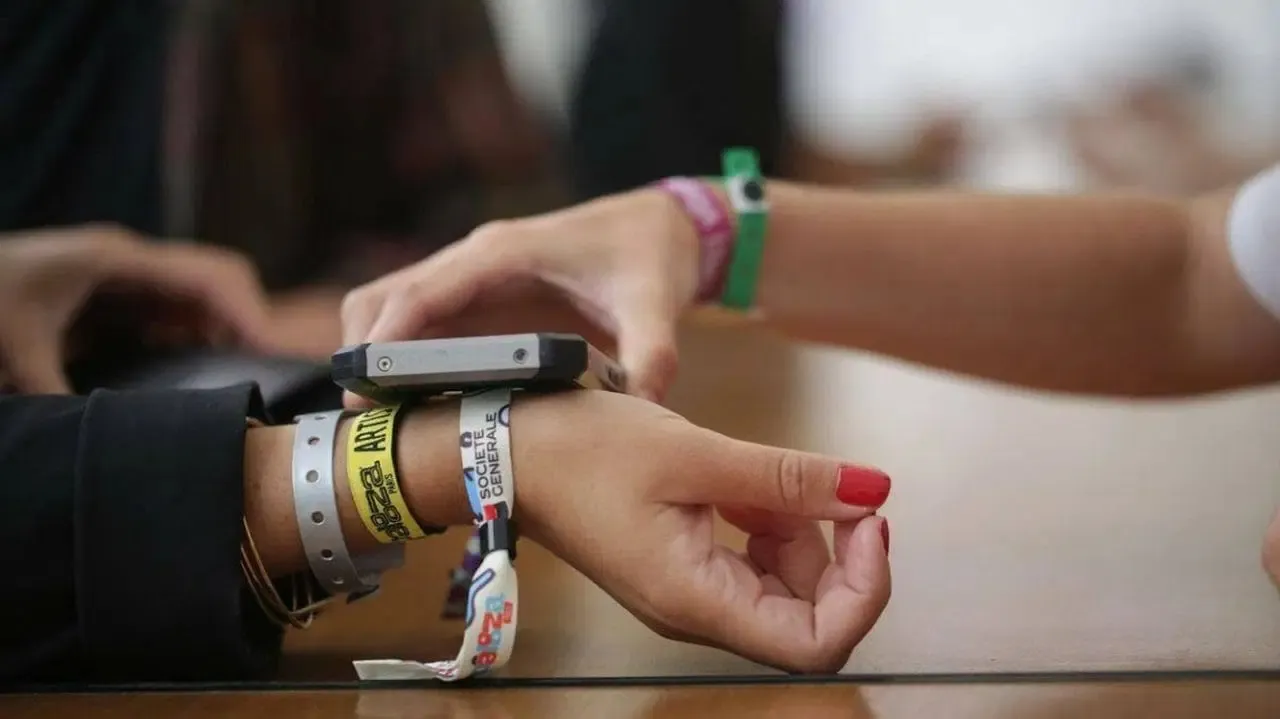 Pulseras Cashless podrían ser retiradas de festivales / Redes Sociales