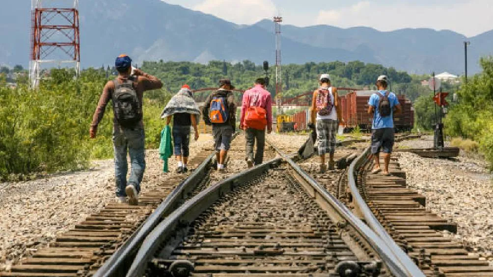 El cartel ha generado críticas por su lenguaje xenófobo y por alentar la delación contra personas migrantes. / iStock