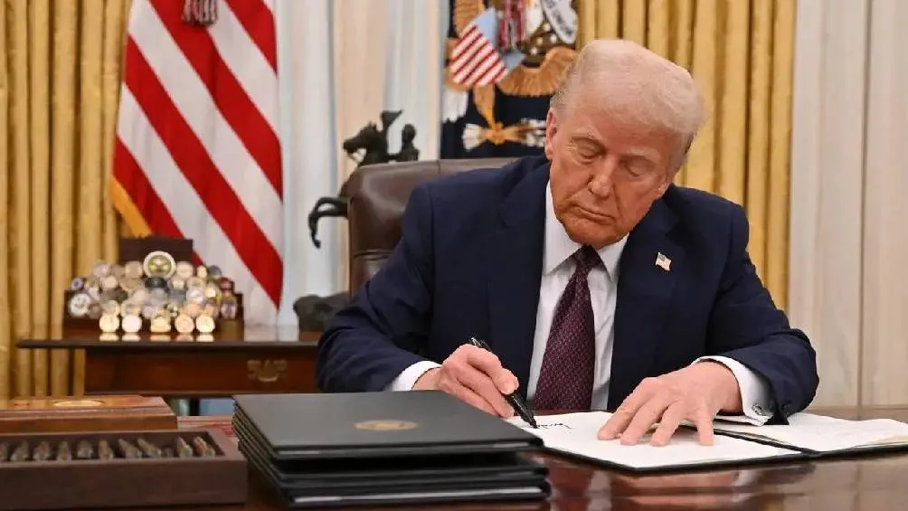 El presidente Donald Trump firmó una orden ejecutiva que busca restringir el acceso a cirugías de transición de género. | AP